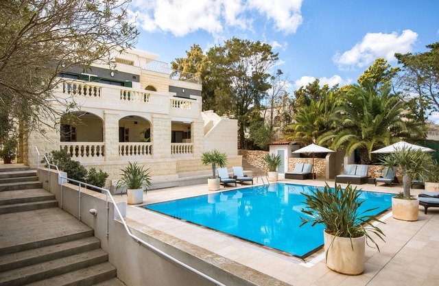 Villa privada de lujo de 5 dormitorios con piscinas cubiertas y al aire libre, aire acondicionado, barbacoa,