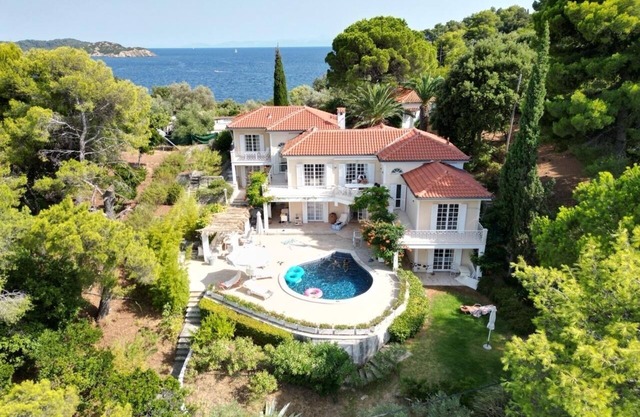 Hermosa villa con vistas y piscina, a 1 minuto a pie de la playa.
