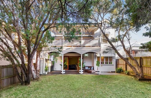Beautiful Queenslander Home! Just Minutes to CBD