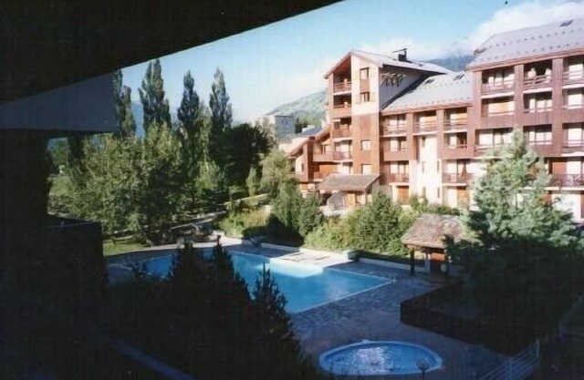 Hermoso apartamento renovado de 7 personas en residencia con piscina de verano.