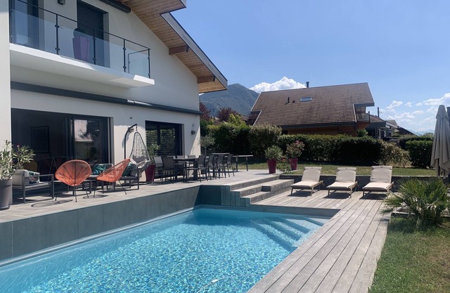 Hermosa villa reciente con piscina, cerca de las playas y del centro de Annecy