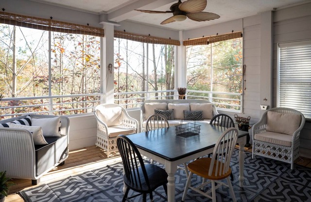 ❤️spring is here! Come enjoy it on the screen porch❤️