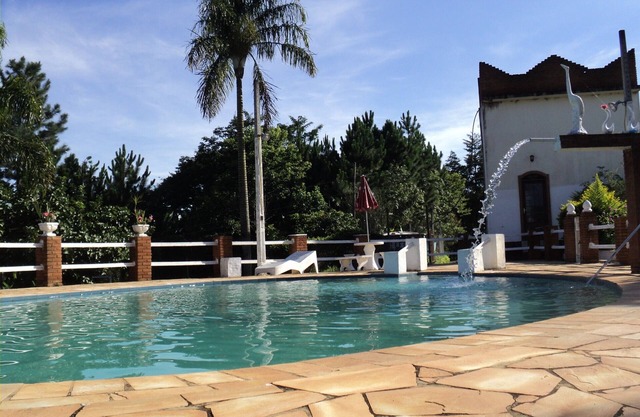 Hermoso lugar con dos casas, una gran piscina, lagos para la pesca y la vista de 360º