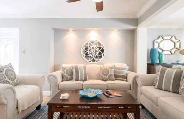 Waterfront condo, 1 block to the beach!