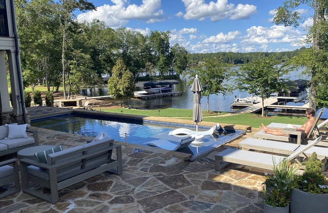 Nueva casa frente al lago en Cuscowilla para la Semana del Maestro