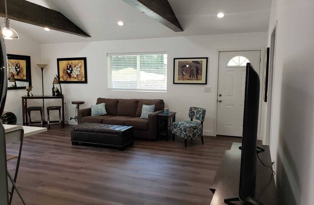HERMOSA CASA ESPACIOSA CON TECHOS ALTOS, PATIOS Y PISCINA
