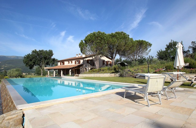 Espaciosa villa hermosa, 5 Camas, 15m Infinity Pool, ascensor, jardín, olivos.