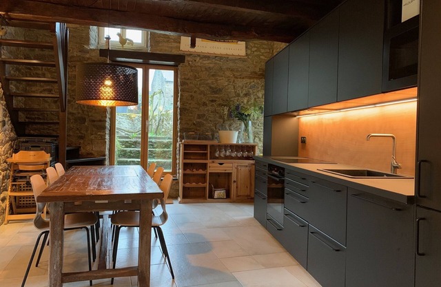 Hermosa casa de piedra en pueblo con encanto cerca de la costa