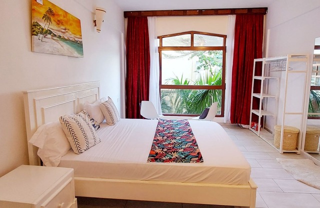 Beautiful studio apartment on a beach front property and has 2 pools.