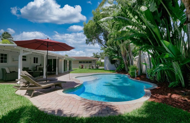 Beautiful tropical villa with heated pool, modern furniture - close to the beach