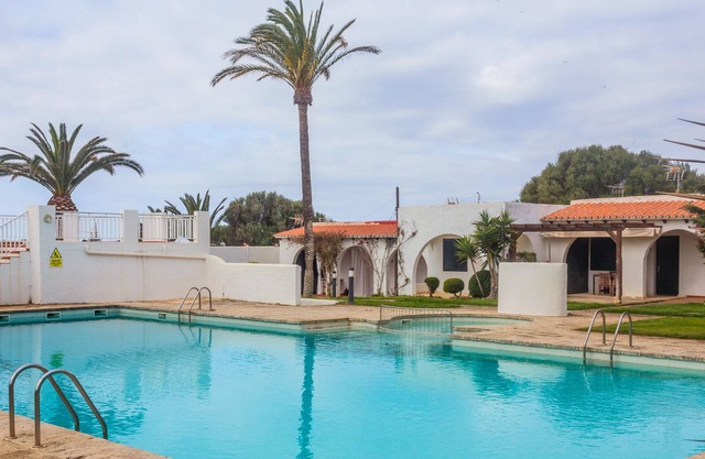 Hermoso apartamento "Binisafua Playa - Apartamento 18" cerca de la playa, con piscina exterior compartida, aire acondicionado, Wi-Fi, terraza privada y jardín comunitario
