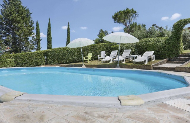 Maravillosa casa de vacaciones para 12 personas con piscina privada, TV, patio y mascotas permitida
