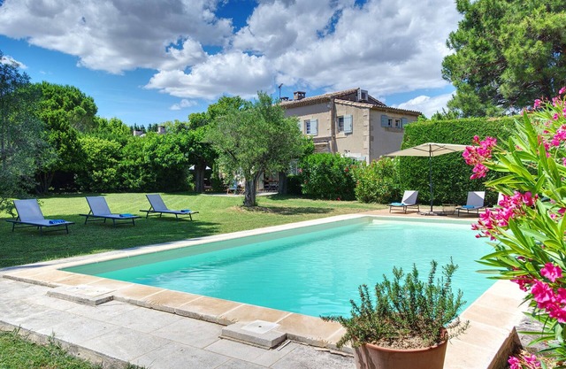 Hermosa familia Mas en Provenza, gran piscina y parque arbolado, centro del pueblo