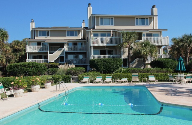 Hermosa villa rodeada de un exuberante paisaje, ¡a pie de playa, golf y piscina!