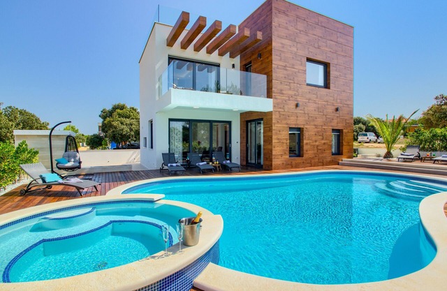 Beautiful villa Tamaria with heated pool and roof terrace
