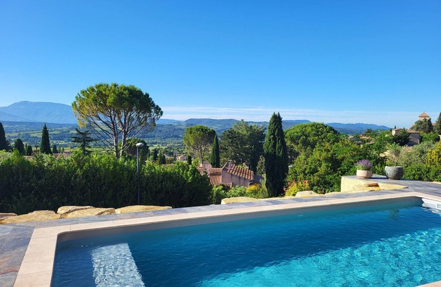 Hermosa villa con piscina y panorámica - Marco Residencial