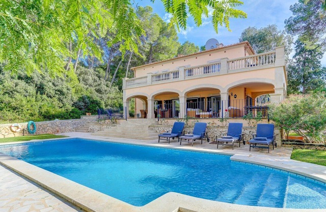 Hermosa villa con piscina privada y jardines con vistas al mar