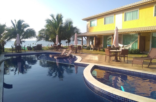 Hermoso pueblo en la playa de Itacimirim - Pie en la arena