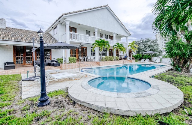 Beautiful waterfront home with pool, fast WiFi & W/D - dog-friendly