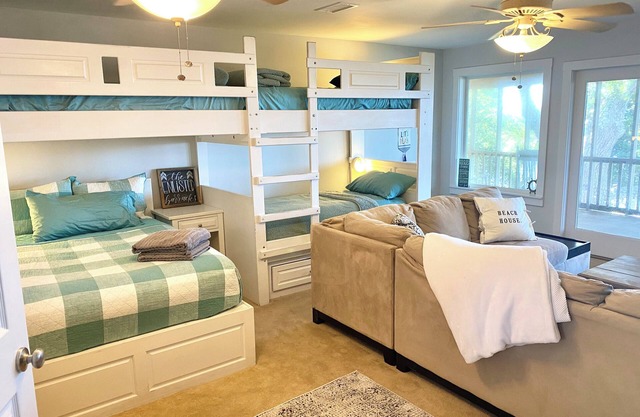 Beautiful waterfront 4-bedroom house in Mary Esther with private beach!