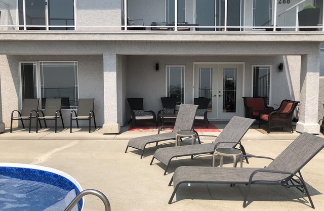 Hermosa West Kelowna Home con piscina de agua salada y una vista impresionante