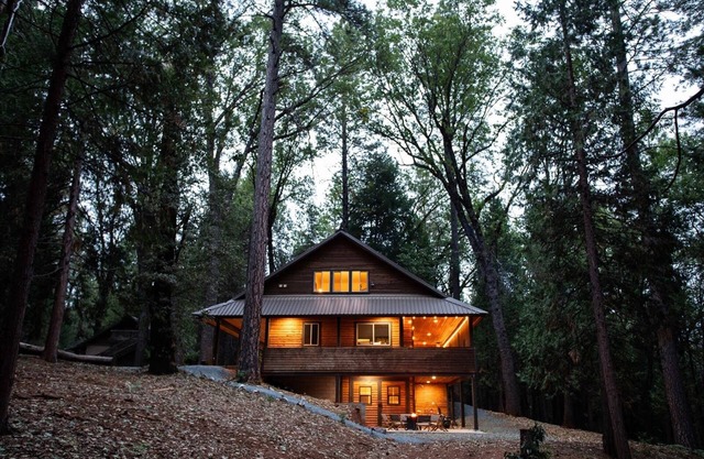 Casa aislada de 3000 pies cuadrados de 3 pisos en 150 acres adyacentes al bosque El Dorado.