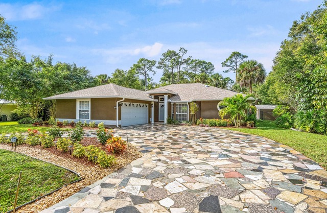 Beautifully decorated and centrally located! Pool table and Fenced yard.