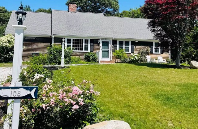 Beautifully renovated 5br3ba 2 living room walk to bars restaurant and beach