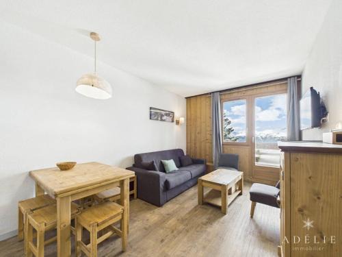 Bel Appartement Rénové avec Balcon - Ski aux Pieds, 5 Pers., Près des Commerces - FR-1-398-547