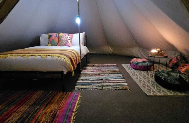 Tienda de campaña-Communal washrooms-Vista al campo-Bell Tent
