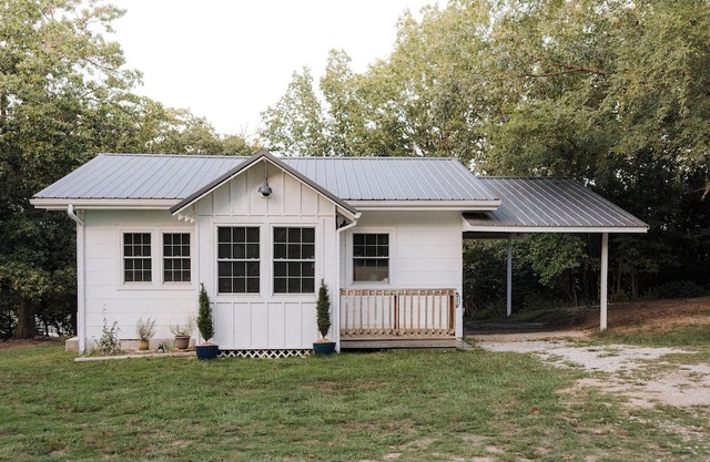 Belle Cottage a sweet lake side stay has walk down to water & screened porch