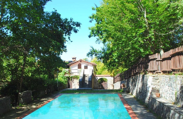 Casa de vacaciones con piscina compartida, Terraza, Chimenea