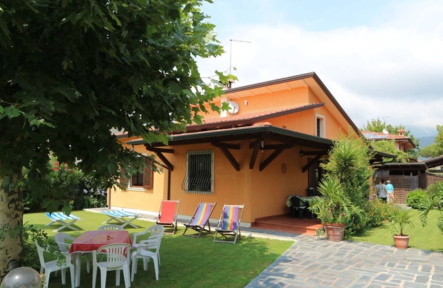 Bungalow con terraza cubierta en complejo playero