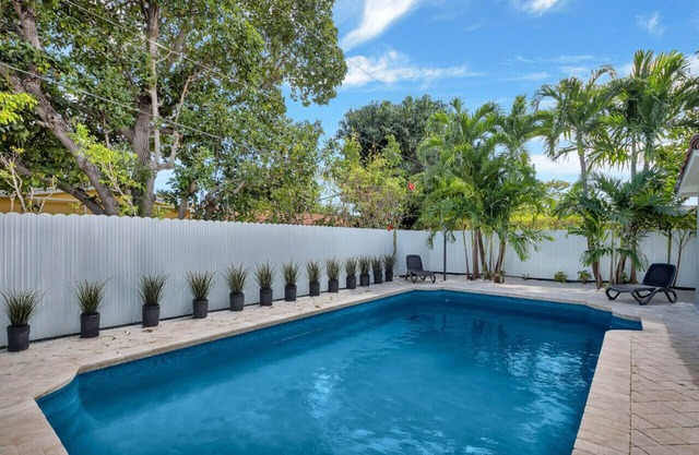 Villa Blanca 5 bedroom 3 Bath with Heated Pool & BBQ