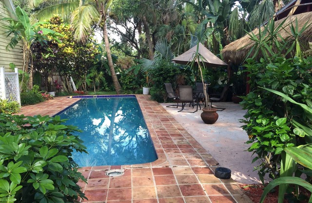 La mejor casa de 4 habitaciones con escalones de la piscina desde el océano!