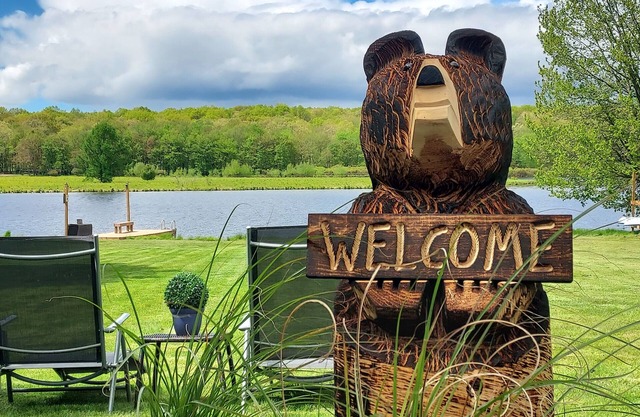 BEST LAKEFRONT OASIS IN POCONOS BEACH, HOT TUB, KAYAKS GAME ROOM, ON 1 ACRE