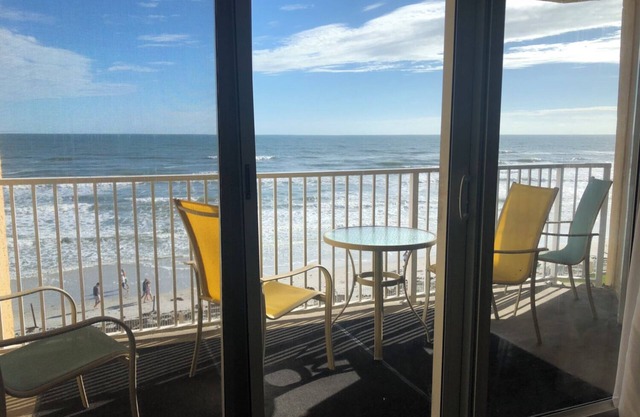 BEST OF BOTH WORLDS!! Flagler Ave restaurants, bars, shops & direct ocean front