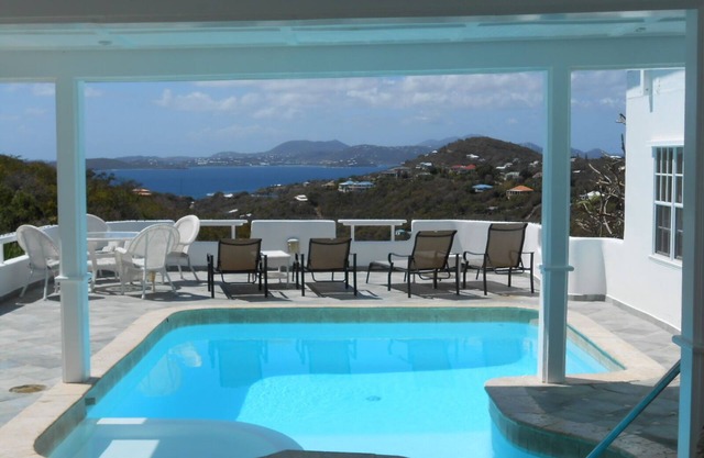 Villa 2BR mejor valorada en St. John con vista al mar y piscina!