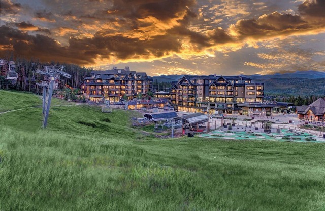 BEST Ski in / Ski out! Grand Colorado Peak 8! Two Bedroom. Sleeps 8.