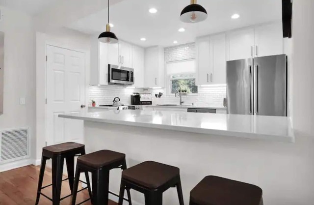 Bettys Place a Cozy Modern 3BR/2BA SFH w/ Fenced Yard, Inside W/D, Gig WiFi