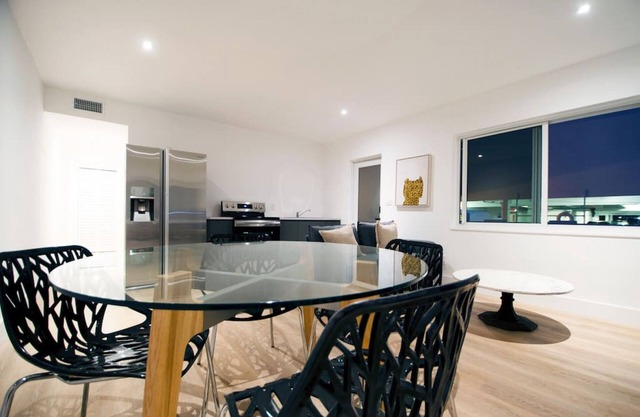 Casa Canal - 4 · Beautiful apart close to beach & shops w/parking