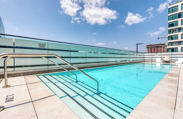 Beverly Hills in Toronto's Core w/ Pool, Parking, WiFi, Near CN Tower