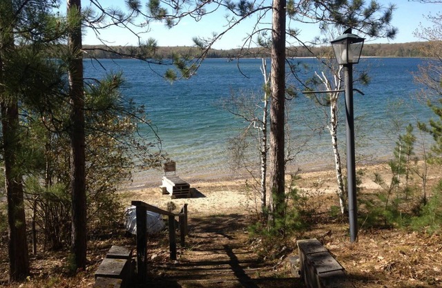 Big Bear Lake Cottage y 150 'Playa privada - Gran natación, canotaje y pesca