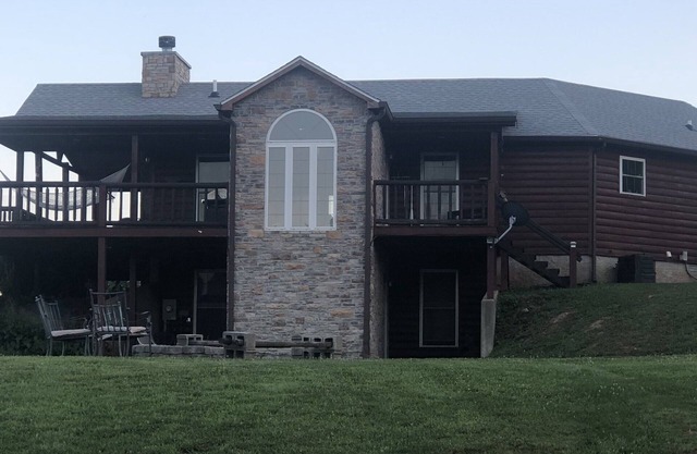 Log Cabin Horse Farm cerca de Mammoth Caves / ncm Motorsports / corvettes