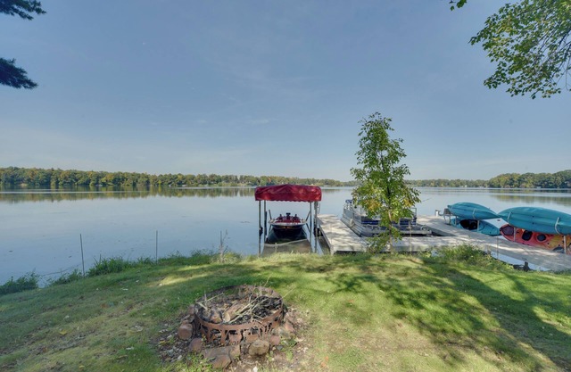 ¡NUEVO! Remodelado Waterfront Rice Lake Home w / Pesca