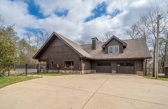 Big Secluded Log Home Perfect Hot Springs Getaway