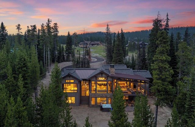 Big Sky Summit Chalet / Ski-In Hot Tub Wi-Fi