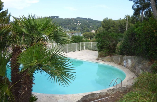 Amplio estudio en zona tranquila con PISCINA y a 5 minutos andando de la PLAYA
