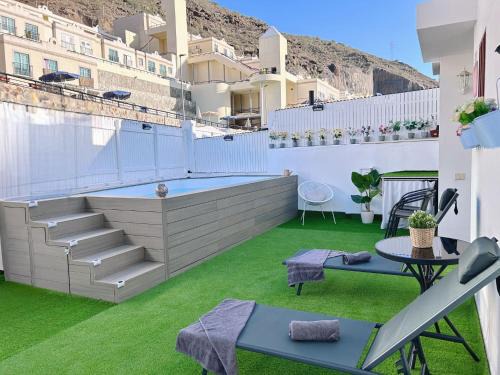 Big Villa Puerto Rico streetfront with private saltwater jacuzzi pool, BBQ, kitchen & 3 terraces near shopping center