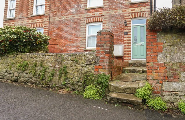 BINDON COTTAGE, family friendly, with a garden in Wyke Regis